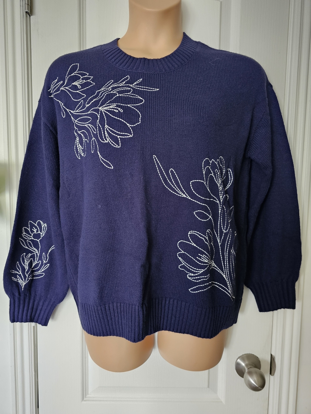 Torrid NWOT Sz 00 Navy Crewneck Sweater with White Floral Embroidery